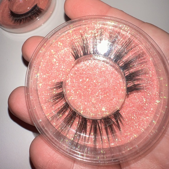 7 pairs of Eyelashes - Picture 7 of 8